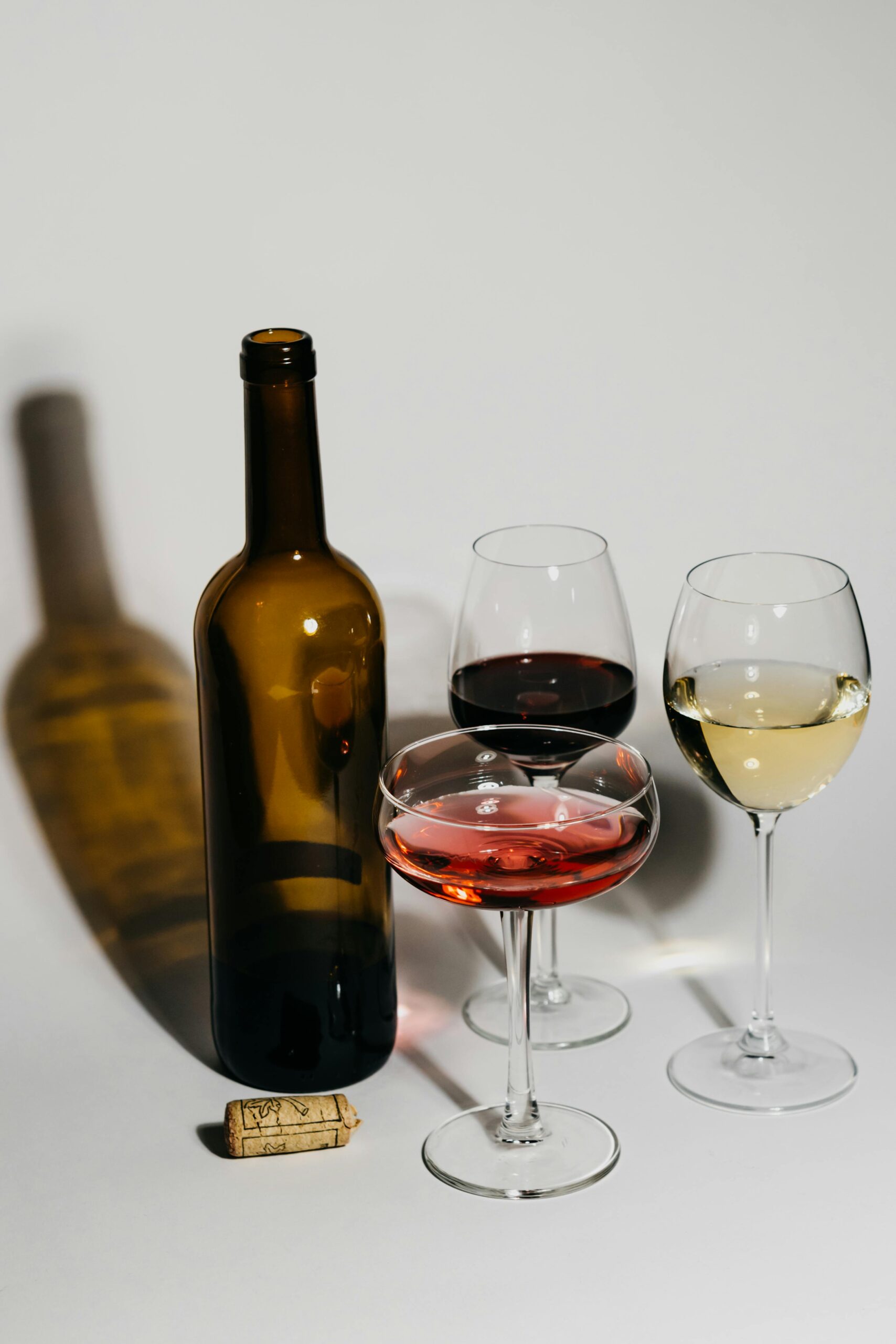 What Is the Difference Between Red and White Wine? Clear Comparison of Flavor, Production, and Pairings